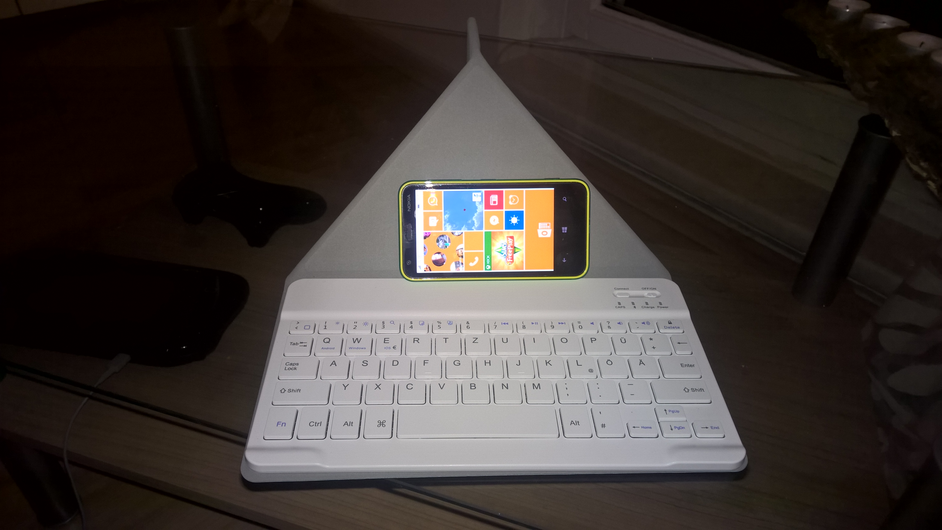 Die Tastatur ist kompatibel mit allen Bluetoothgeräten (hier das Lumia 620 meiner Frau). Die Hülle selbst entspricht übrigens einem 8 Zoll Tablet